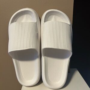 Cloudies Textured White Slide Sandals